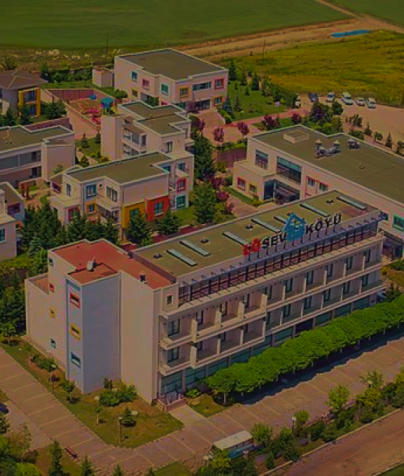 Tuğla Tuğla Örülen ‘LÖSANTE Çocuk ve Yetişkin Hastanesi’
LÖSEV’in “Bir tuğla da sen koy” çağrısı ile tuğla tuğla inşa edilen ve tamamen halkın destekleriyle hayata geçirilen Avrupa’nın ilk Onkoloji Kenti ve LÖSANTE Çocuk ve Yetişkin Hastanesi, binlerce lösemi ve kanser tedavisi gören çocuk ve erişkin hastaya umut oldu.
Multidisipliner bir hastane olarak hizmete açılan hastanede; son teknolojiye sahip tıbbi cihazlar, ileri tetkik yöntemleri, gıda analiz laboratuvarları, ameliyathaneler ve kanser araştırma merkezleri de bulunmaktadır.
Lösemili ve Kanserli Çocukların pijamasından, 6 öğün yemeklerine, kan ve trombositlerinden, yurt dışı akıllı ilaçlarına kadar tamamen parasız olan LÖSANTE Hastanesi, %94 başarı tedavi oranını %100’e çıkarma hedefiyle, Türk Halkının en büyük eserlerinden biridir.