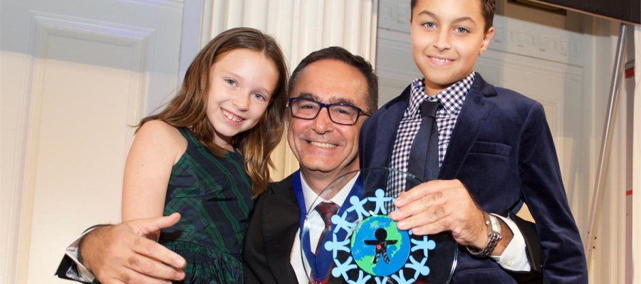 Dr. Üstün Ezer'e ‘Çocuk Hakları Nobeli’
Dr. Üstün Ezer, World of Children Vakfı tarafından Çocuk Hakları Nobel’i ile ödüllendirildi. Bu uluslararası onur, LÖSEV’in çocuk sağlığına ve onların haklarına verdiği önemin ve bu konudaki mücadelesinin bütün dünyada takdir edildiğinin bir göstergesi oldu.